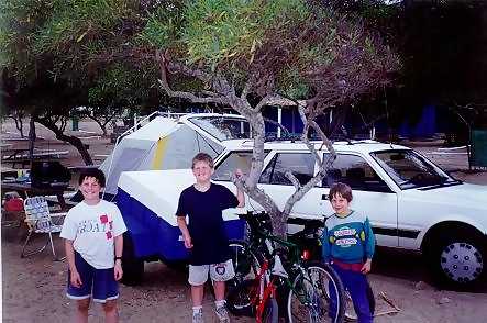 Joshua, David y Daniel en frente de su carpa despues de ba�arse en el mar