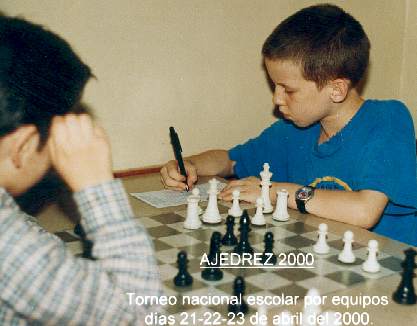 Daniel jugando ajedrez en un torneo en La Federaci�n de Ajedrez de Chile cuando gan� su medalla de plata (abril del 2000)