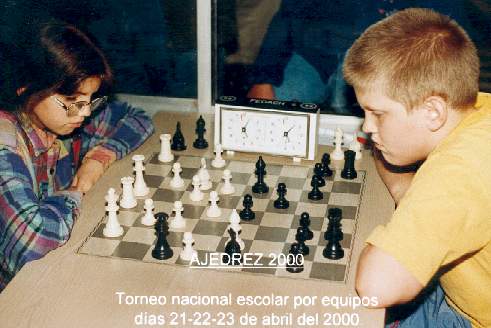 David jugando ajedrez en un torneo en La Federacion de Ajedrez de Chile (abril del 2000)