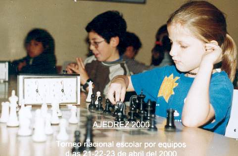 Grace jugando ajedrez en un torneo formal en La Federacion de Ajedrez de Chile (dic. de 1999)