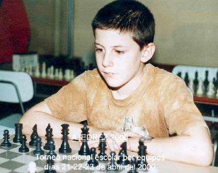 Joshua jugando ajedrez en un torneo formal en La Federacion de Ajedrez de Chile (abril del 2000)