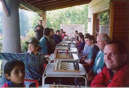 Uno de nuestros torneo informales de ajedrez en una casa de un amigo que vive en Santiago Estos torneos tienen dos a tres equipos (agosto de 1999)