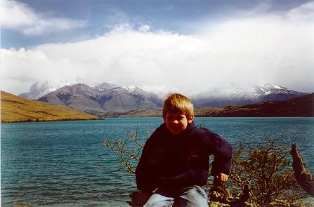 Daniel en frente del lago Llanquigue (Abril de 1996) en Chile (Abril de 1996)