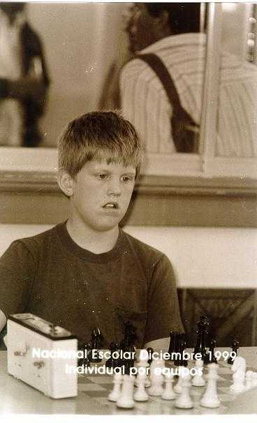 David jugando ajedrez en un torneo en La Federacion de Ajedrez de Chile (diciembre de 1999)