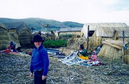 David al lado de las casas de los Uros en una isla flotante en el Lago Titicaca