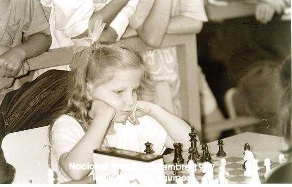 Grace jugando ajedrez en un torneo formal en La Federacion de Ajedrez de Chile (dic. de 1999)