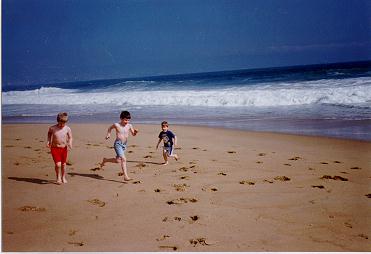 David, Joshua y Daniel corriendo en la playa de Re�aca, Chile (marzo de 1996)