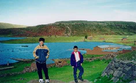Joshua y Daniel al lado del Lago Titicaca