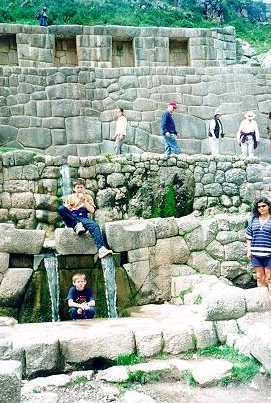 Joshua y Daniel en unas ruinas en Tambomachay, Peru (feb. de 2000)