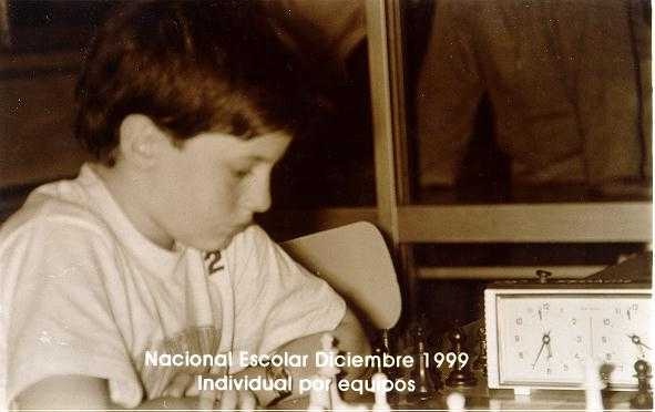 Joshua jugando ajedrez en un torneo formal en La Federacion de Ajedrez de Chile (diciembre de 1999)