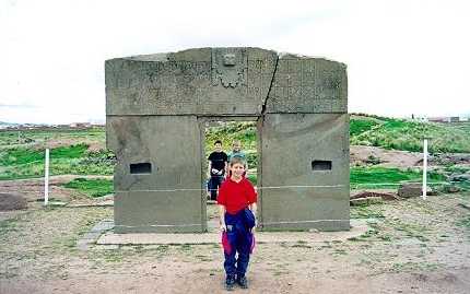Joshua, Daniel y David al lado de un arco en Tiwanaku, Peru (feb. de 2000)