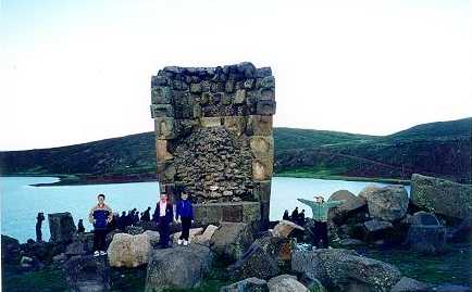 Joshua, Daniel y David al lado de una torre que contiene tumba de Inca (feb. de 2000)