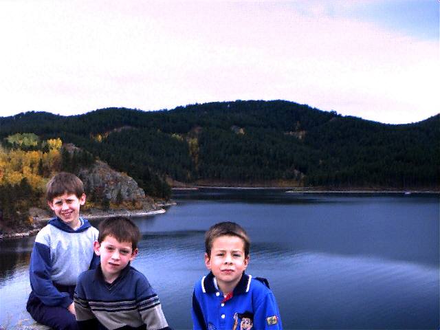 Daniel, Matthew y un amigo de la iglesia Caleb Childers sobre Lago Pactola cerca del Hogar Cobin [Primero de octubre del 2000]