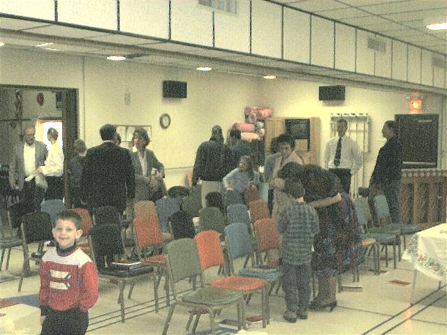 La iglesia Bautista Reformada Providencia en Rapid City: salud�ndose despues de escuela dominical [15 de octubre del 2000]