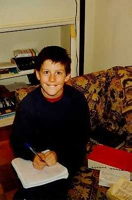 Joshua haciendo colegio en su casa en Santiago, Chile (julio de 1999)