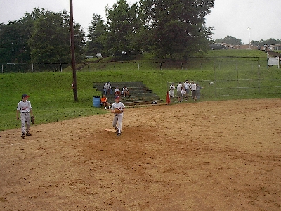 Daniel jugando a la primera base