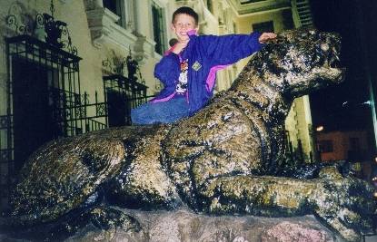 Daniel encima de un puma de metal