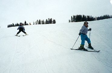 Grace y Mateo esquiando en Vail, Colorado (19 de noviembre del 2000)