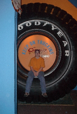 Joshua en una rueda gigante en el museo de Ripley's Creelo or No! (Julio de 2003)