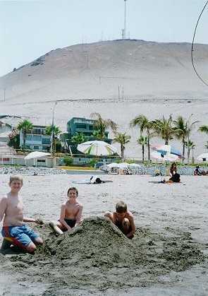 David, Joshua y Daniel en la playa de Arica, Chile (febrero del 2000)