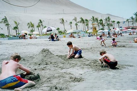 David, Joshua y Daniel construyendo un castillo de arena, febrero de 2000