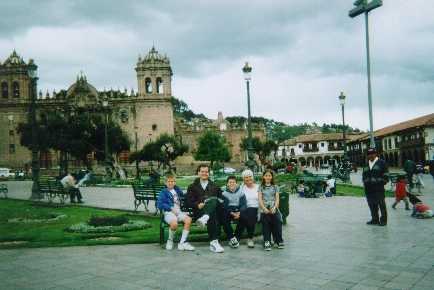 David, Pap�, Joshua, nuestra abuela y Giulia (nuestra prima) al lado de un catedral en Cusco, Peru