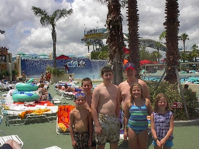 Los chicos Cobin en Wet'n'Wild, un parque de agua en Orlando, Florida